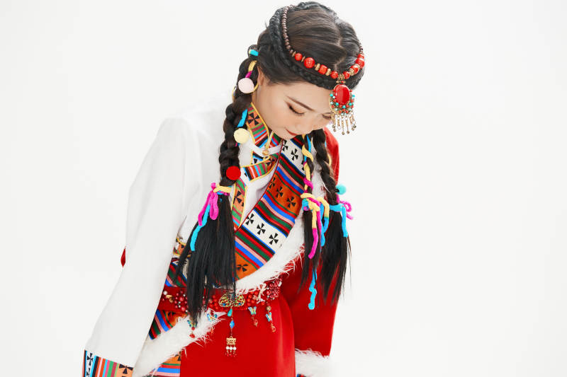 身穿藏族服饰的亚洲女性图片