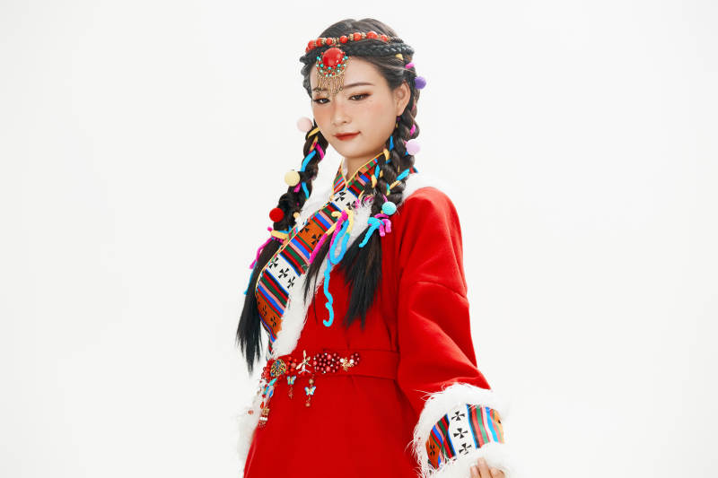 身穿藏族服饰的亚洲女性图片