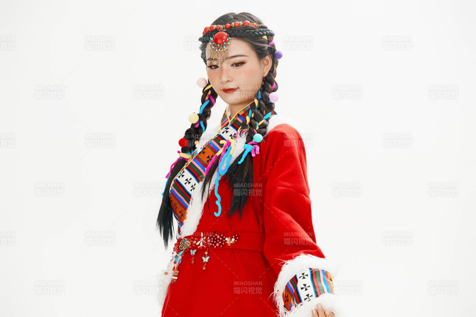 身穿藏族服饰的亚洲女性图片