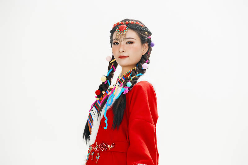 身穿藏族服饰的亚洲女性图片