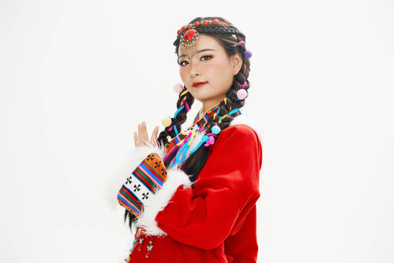 身穿藏族服饰的亚洲女性图片