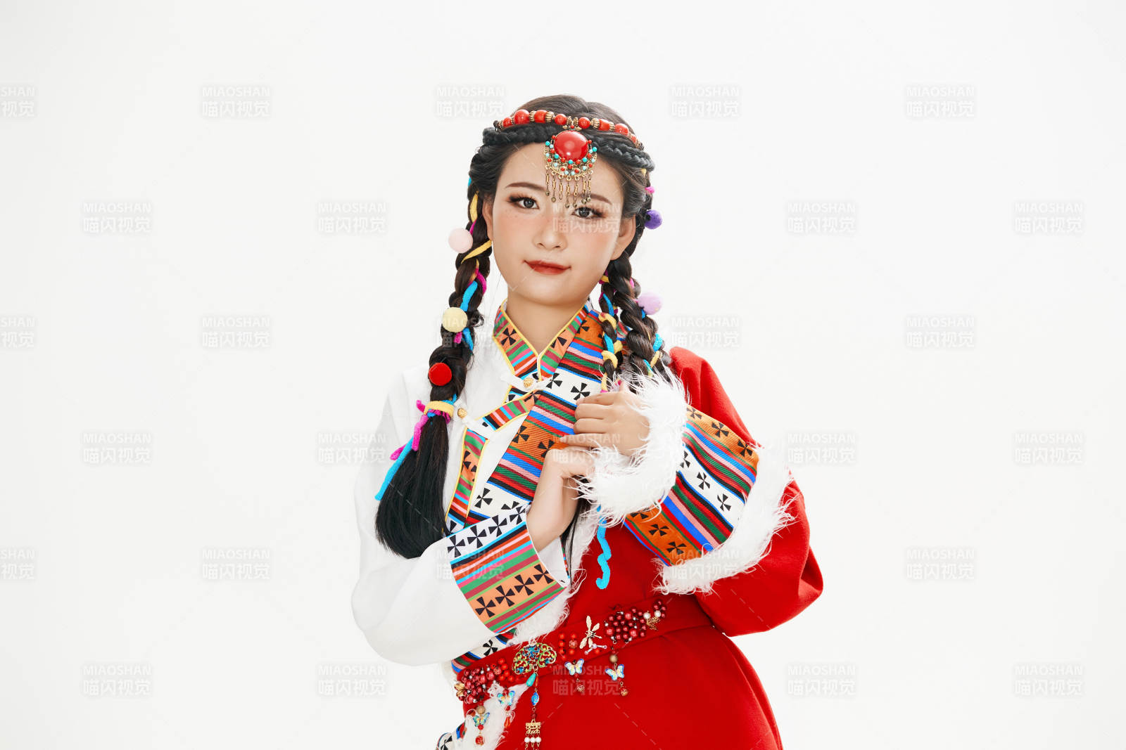 身穿藏族服饰的亚洲女性图片