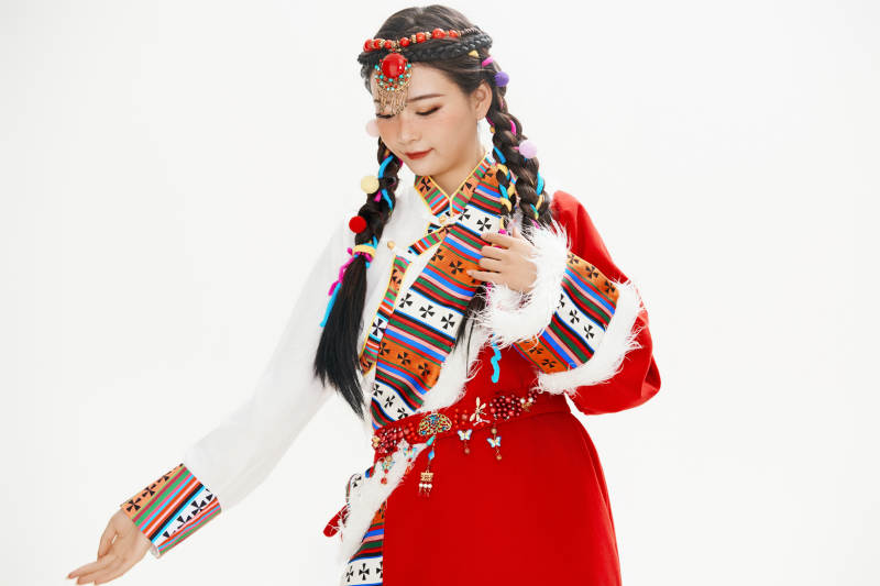 身穿藏族服饰的亚洲女性图片