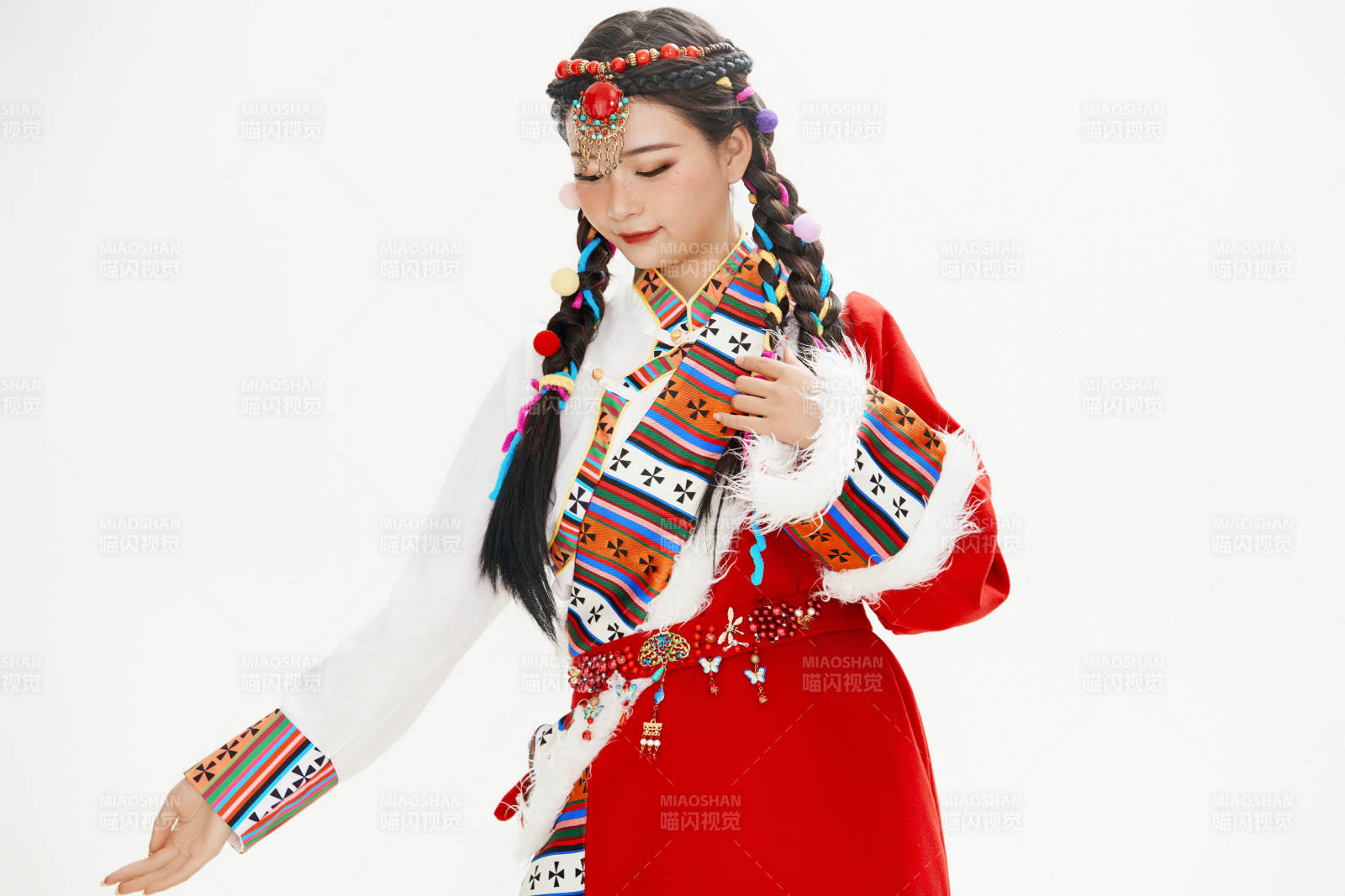 身穿藏族服饰的亚洲女性图片