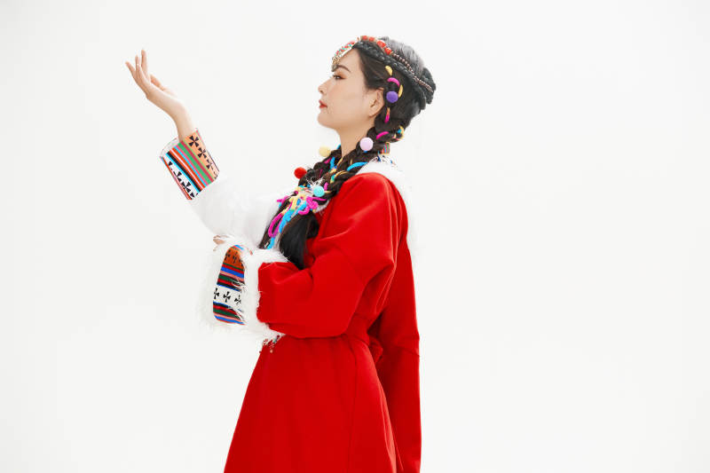 身穿藏族服饰的亚洲女性图片