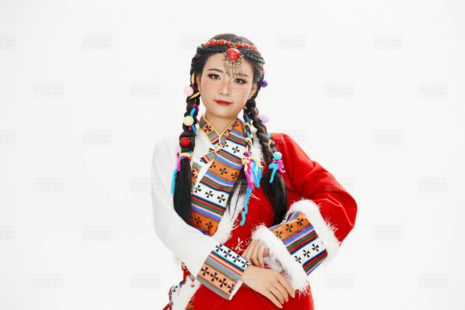 身穿藏族服饰的亚洲女性图片