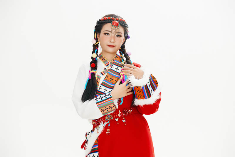 身穿藏族服饰的亚洲女性图片