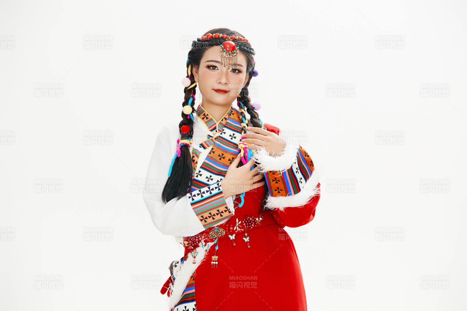 身穿藏族服饰的亚洲女性图片