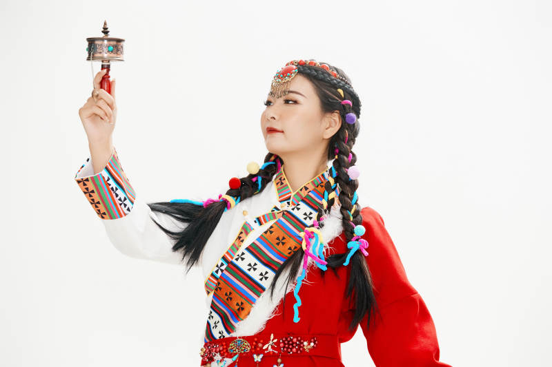 身穿藏族服饰的亚洲女性图片