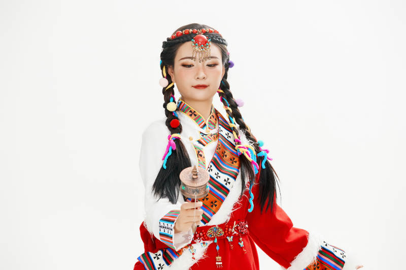 身穿藏族服饰的亚洲女性图片