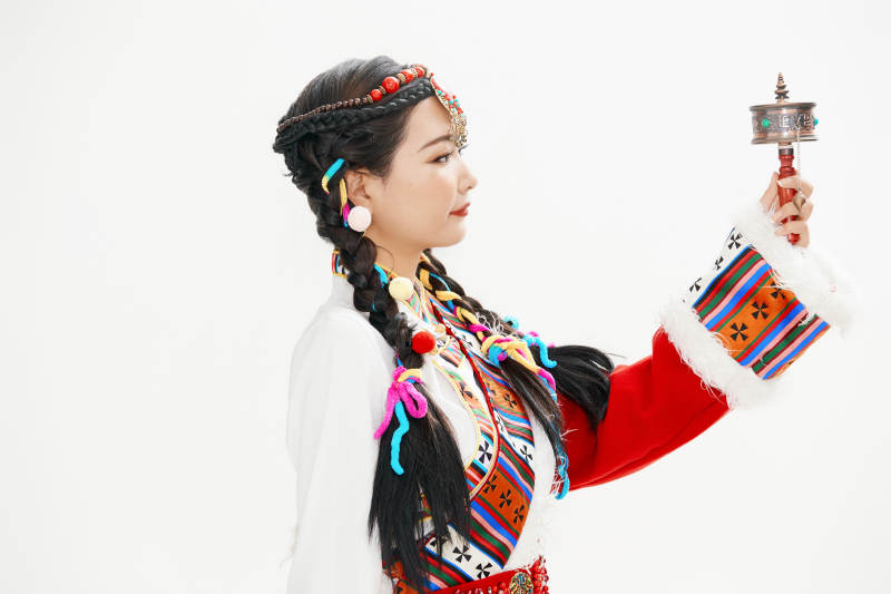 身穿藏族服饰的亚洲女性图片