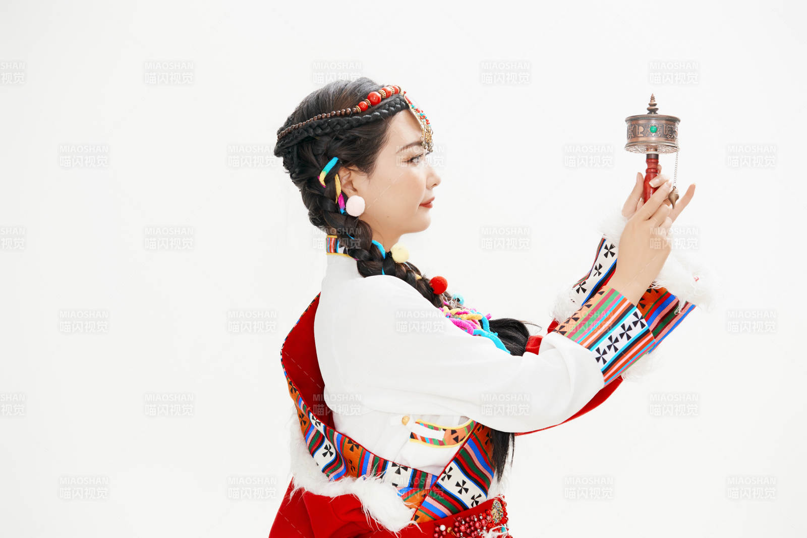 身穿藏族服饰的亚洲女性图片