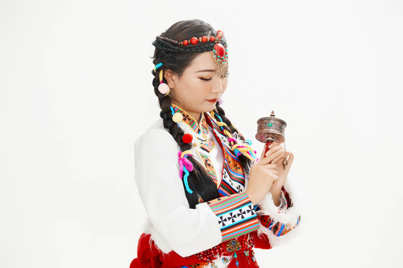 身穿藏族服饰的亚洲女性图片