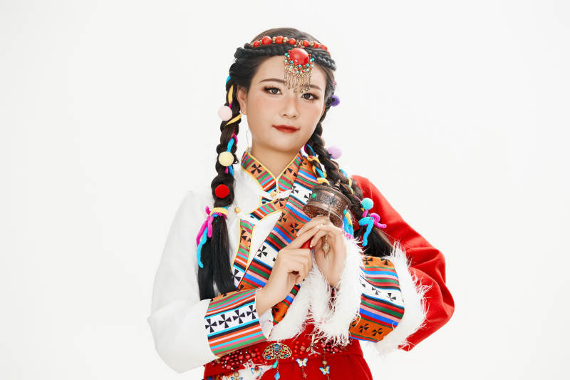 身穿藏族服饰的亚洲女性图片