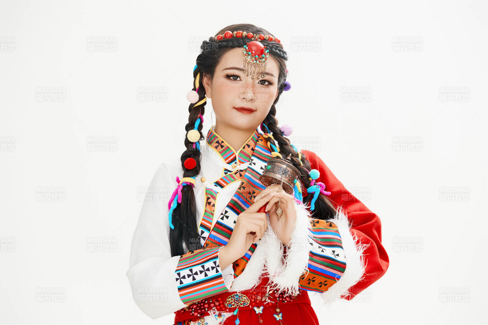 身穿藏族服饰的亚洲女性图片