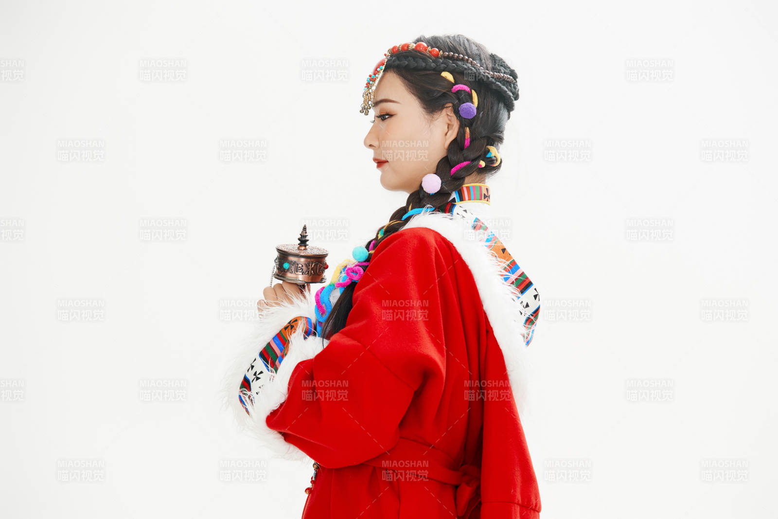 身穿藏族服饰的亚洲女性图片