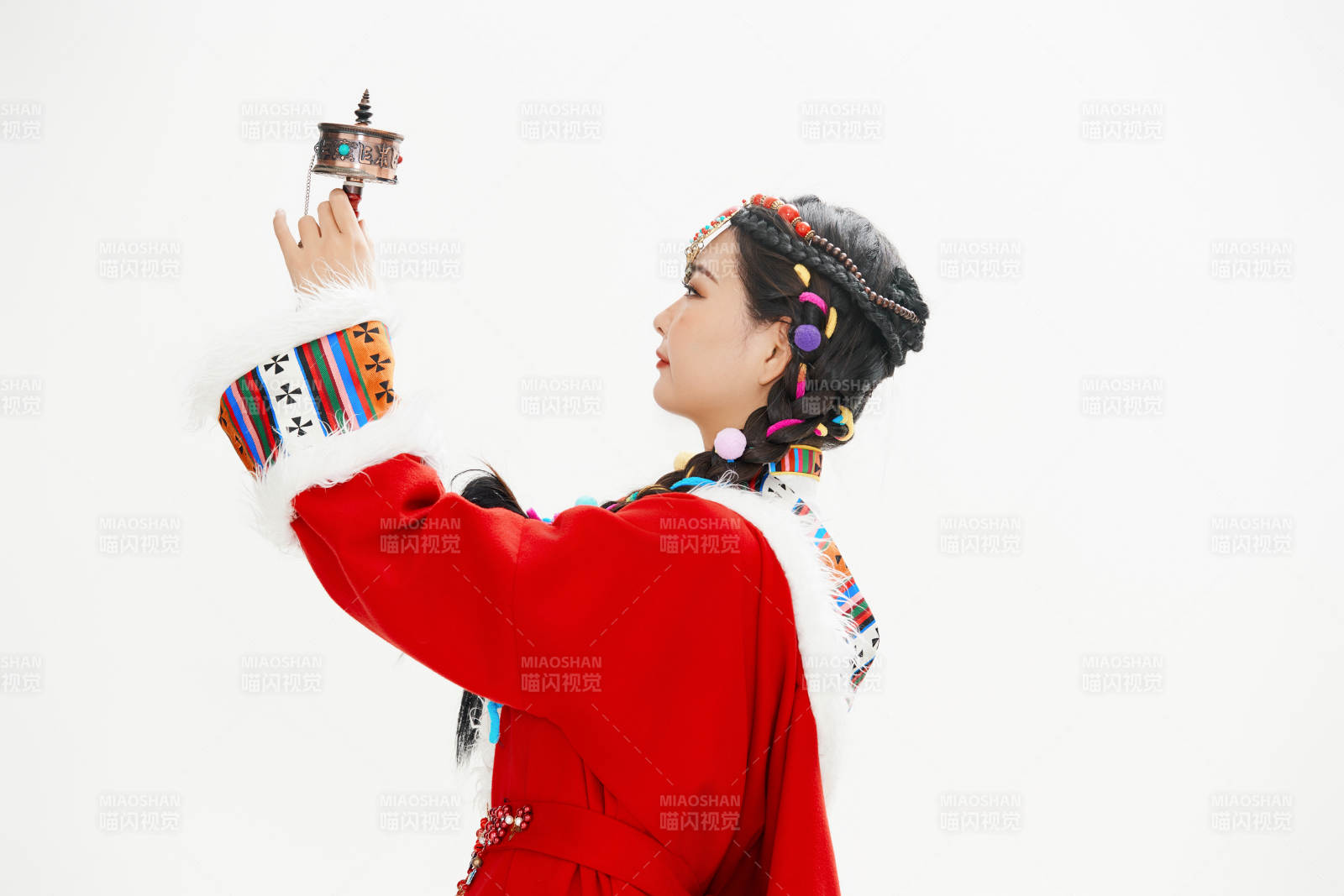 身穿藏族服饰的亚洲女性图片