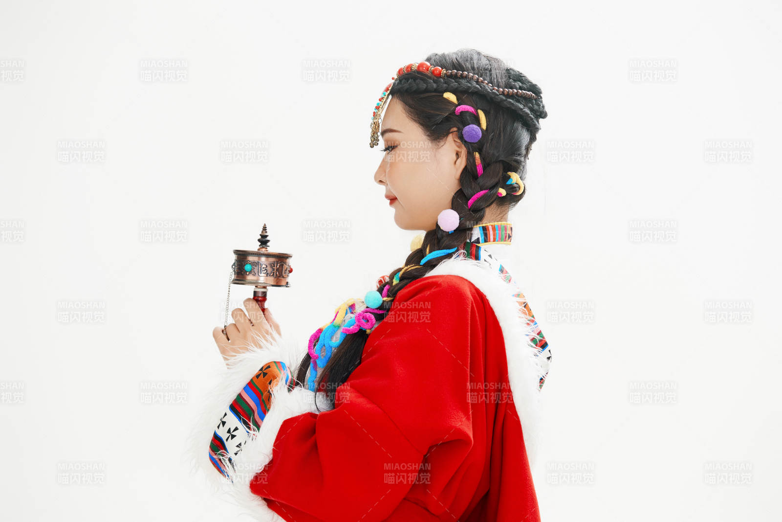 身穿藏族服饰的亚洲女性图片