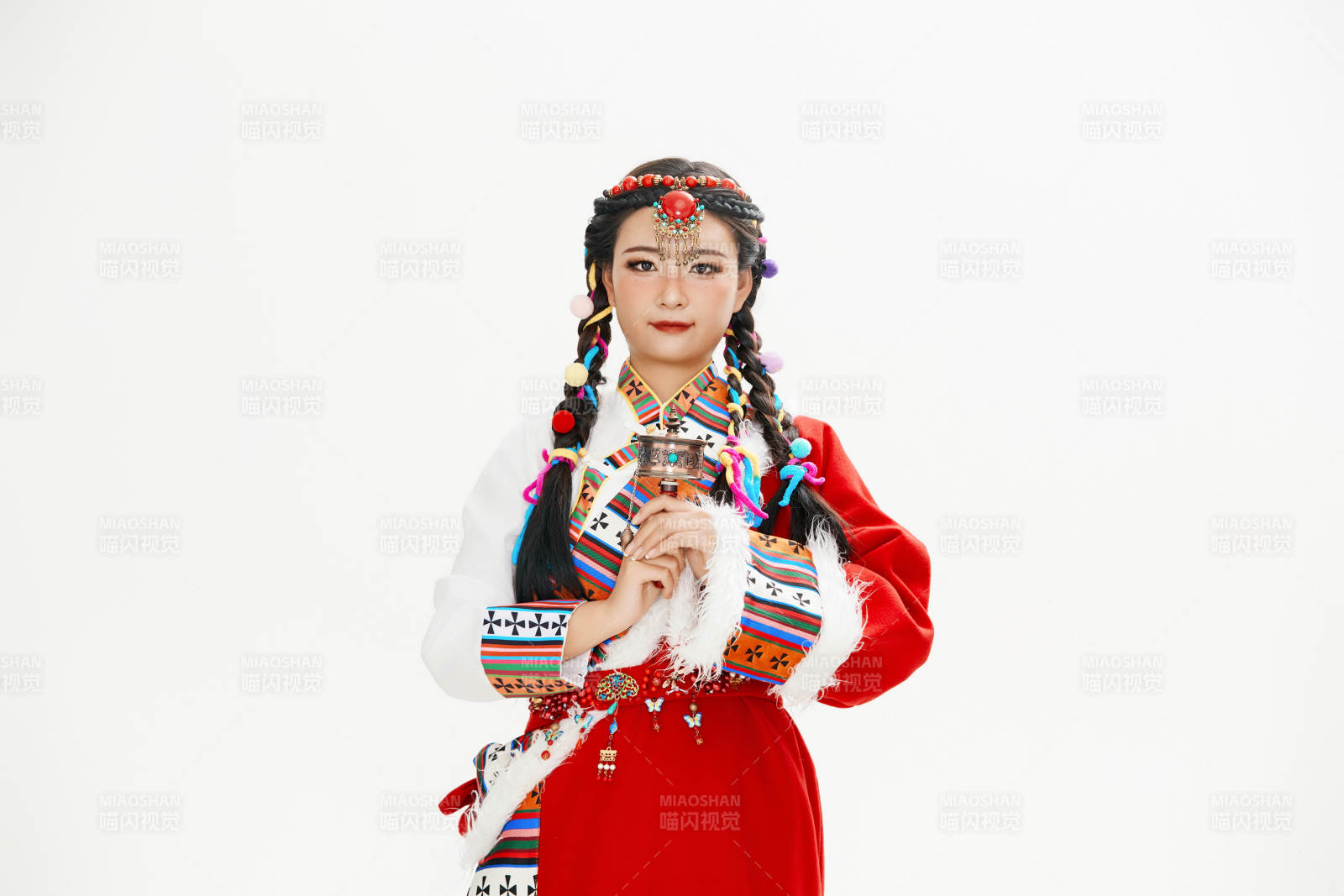 身穿藏族服饰的亚洲女性图片