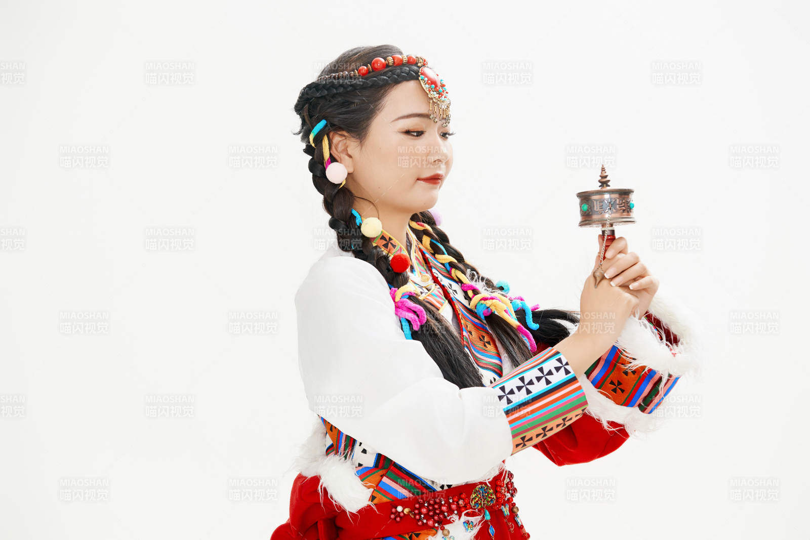 身穿藏族服饰的亚洲女性图片