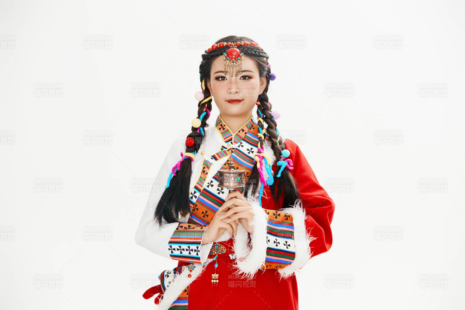 身穿藏族服饰的亚洲女性图片