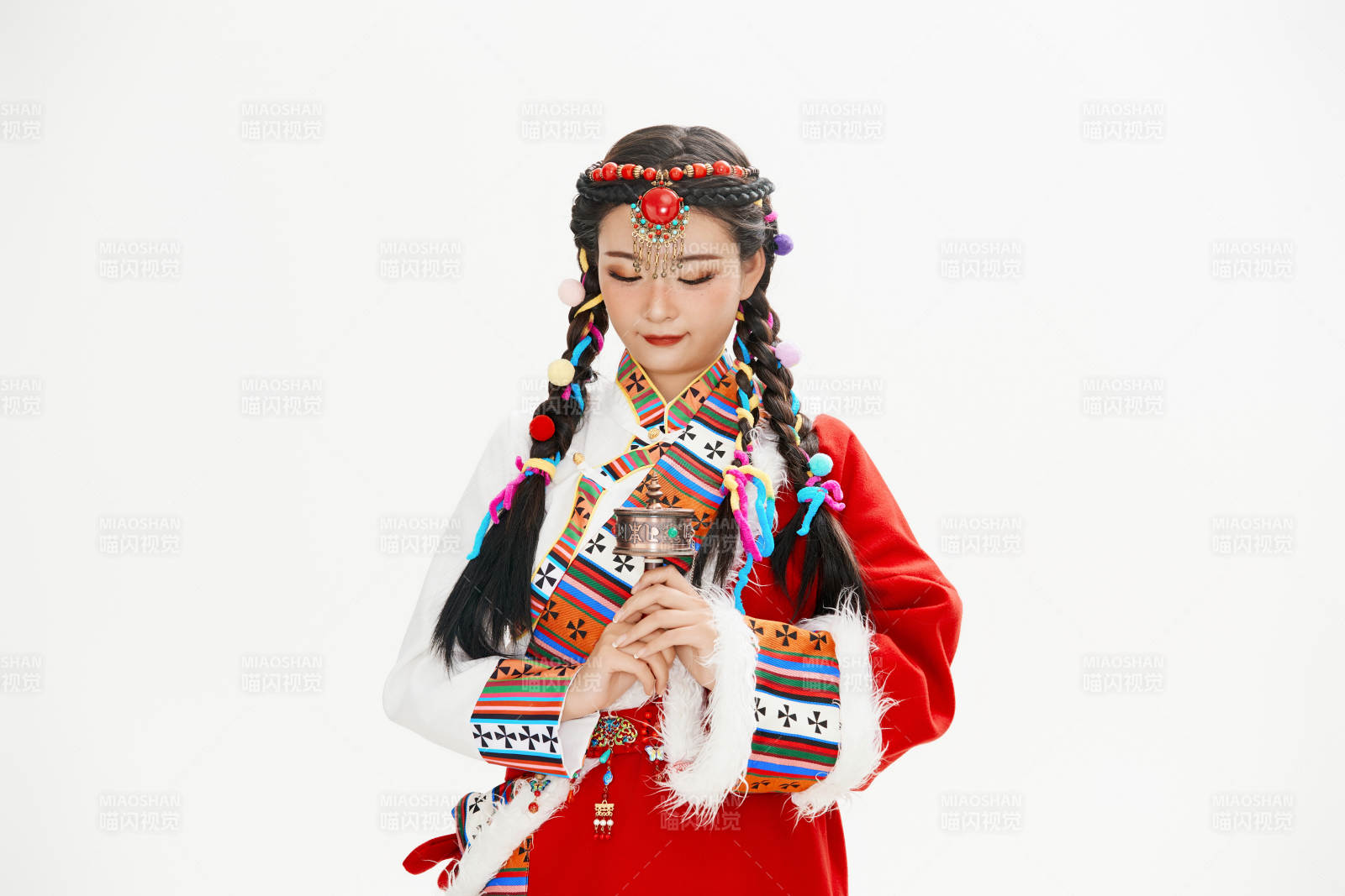 身穿藏族服饰的亚洲女性图片