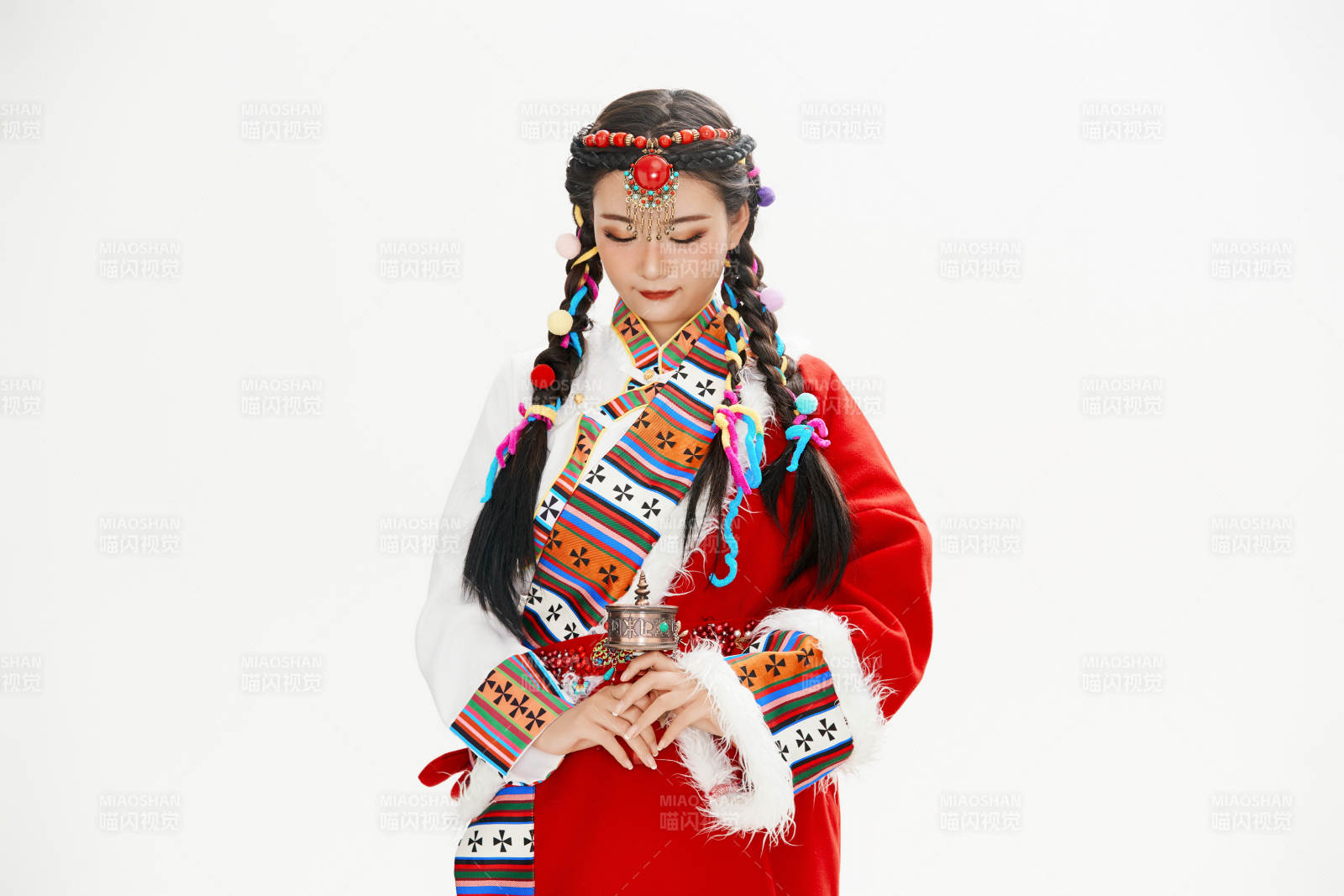 身穿藏族服饰的亚洲女性图片