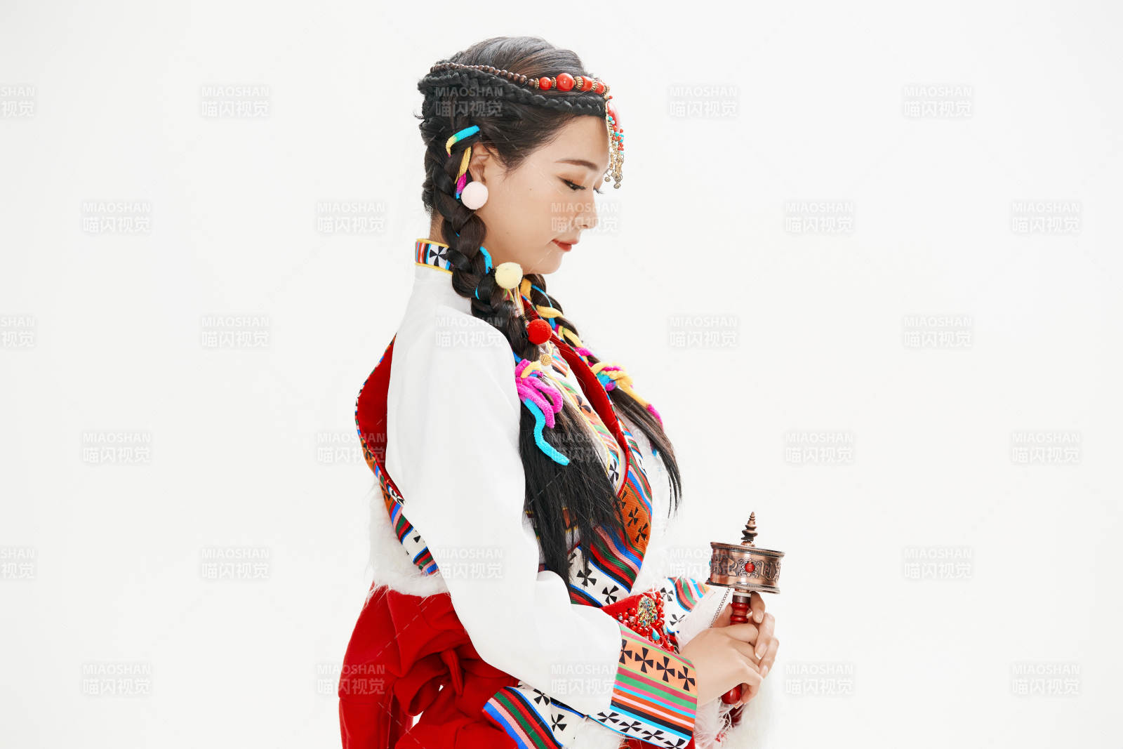 身穿藏族服饰的亚洲女性图片