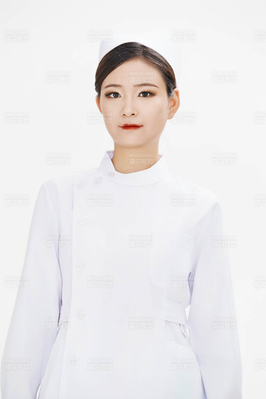 身穿护士的年轻女性医护人员图片