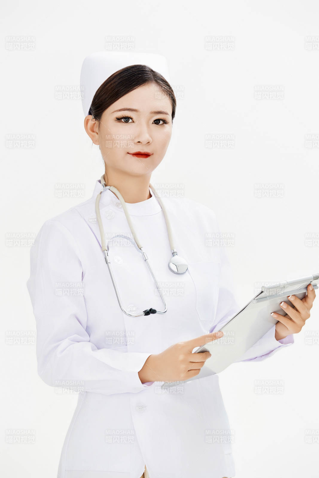 身穿护士的年轻女性医护人员图片