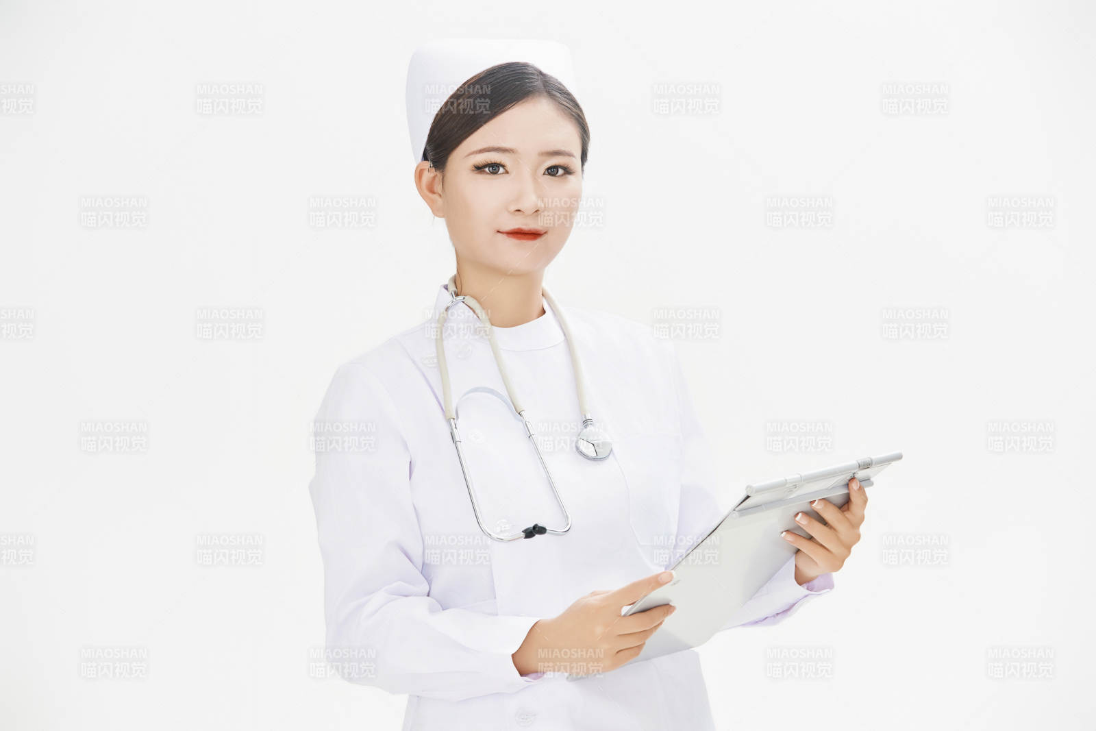 身穿护士的年轻女性医护人员图片