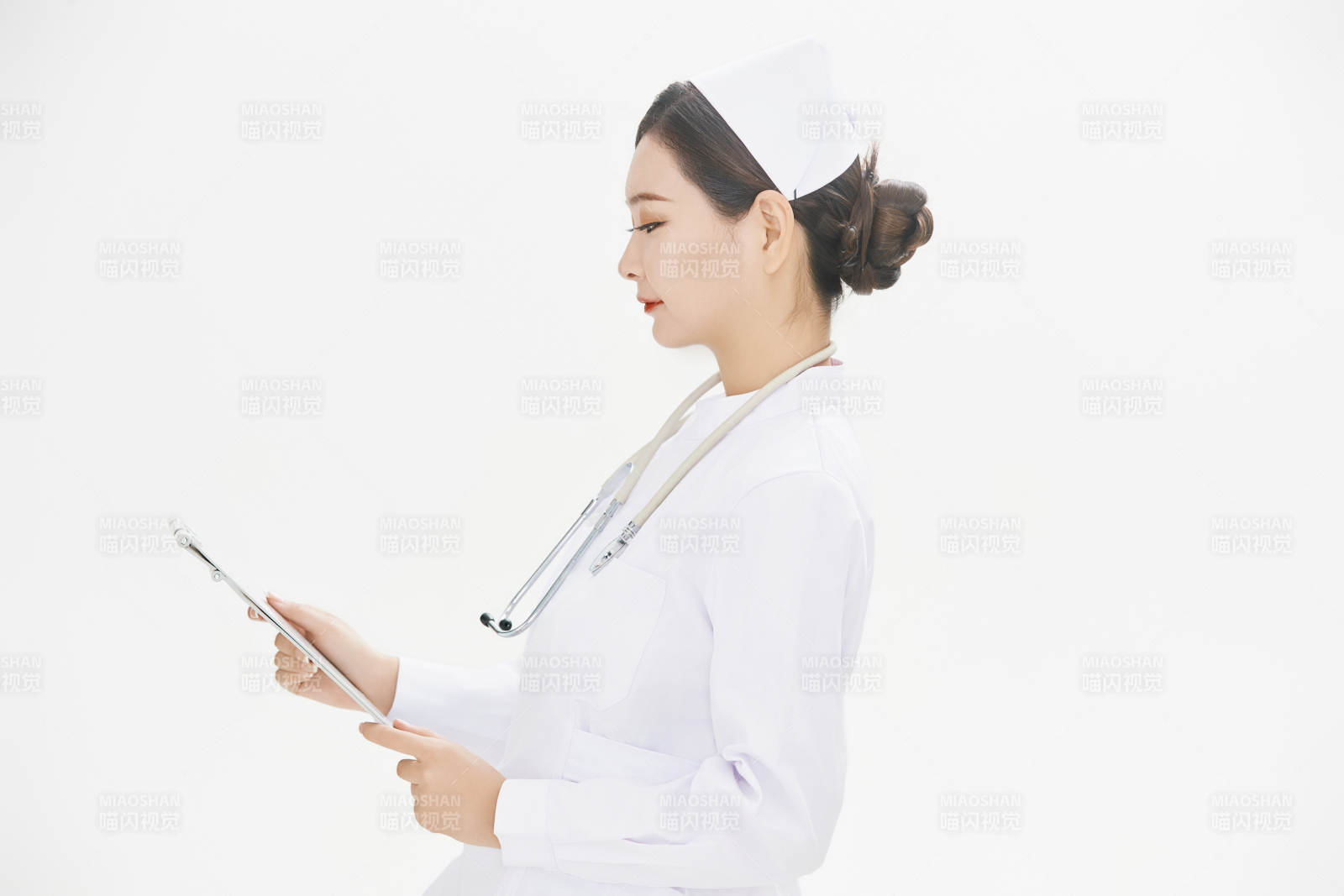 身穿护士的年轻女性医护人员图片