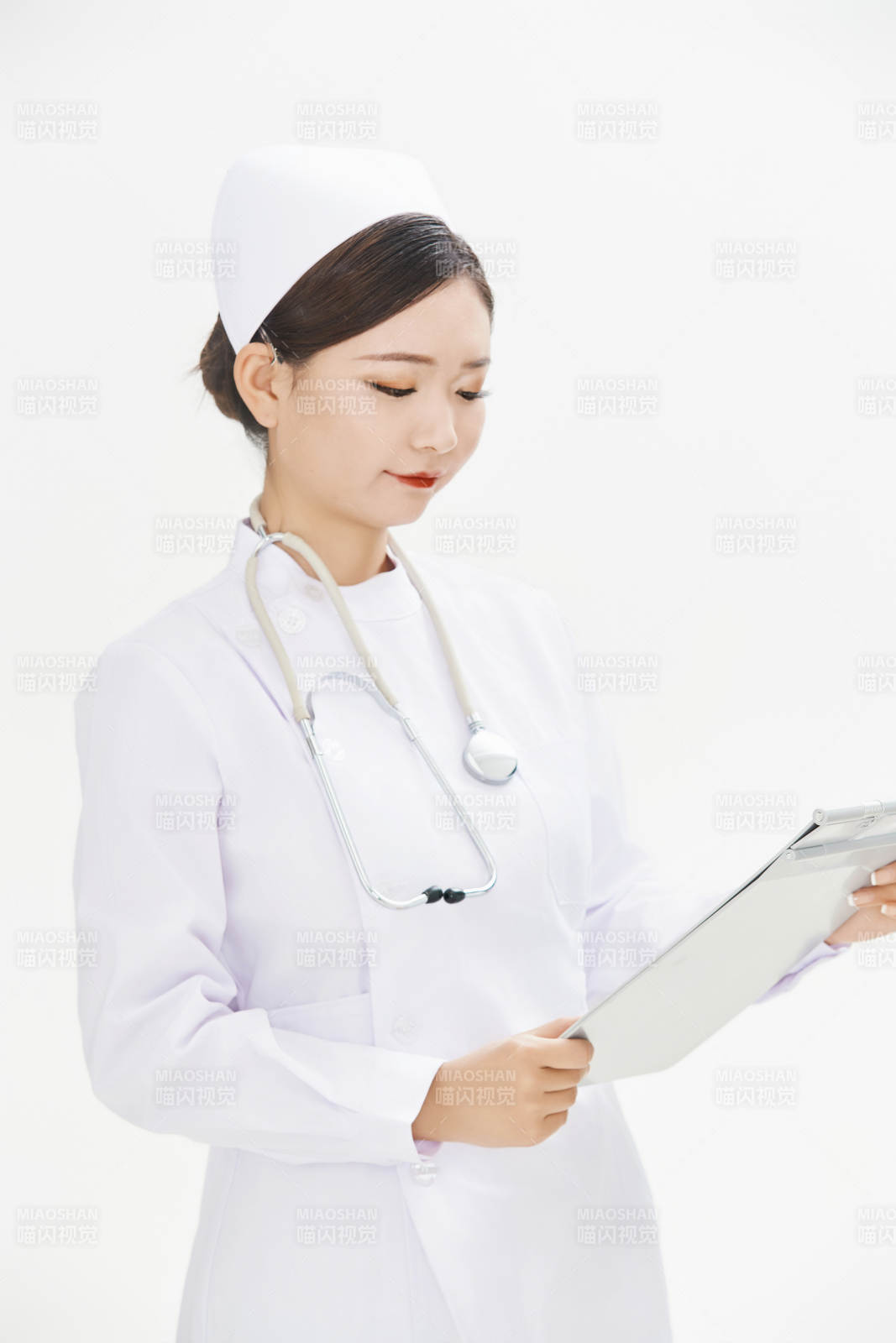 身穿护士的年轻女性医护人员图片