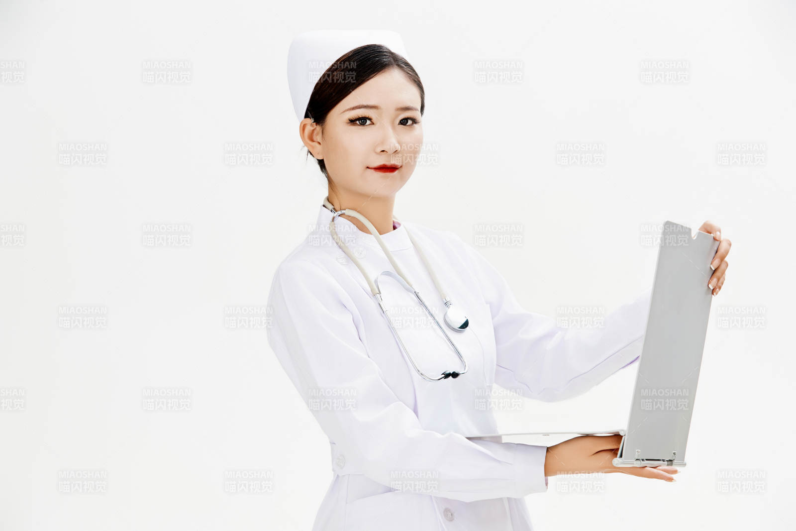 身穿护士的年轻女性医护人员图片