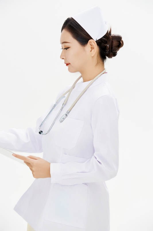 身穿护士的年轻女性医护人员图片
