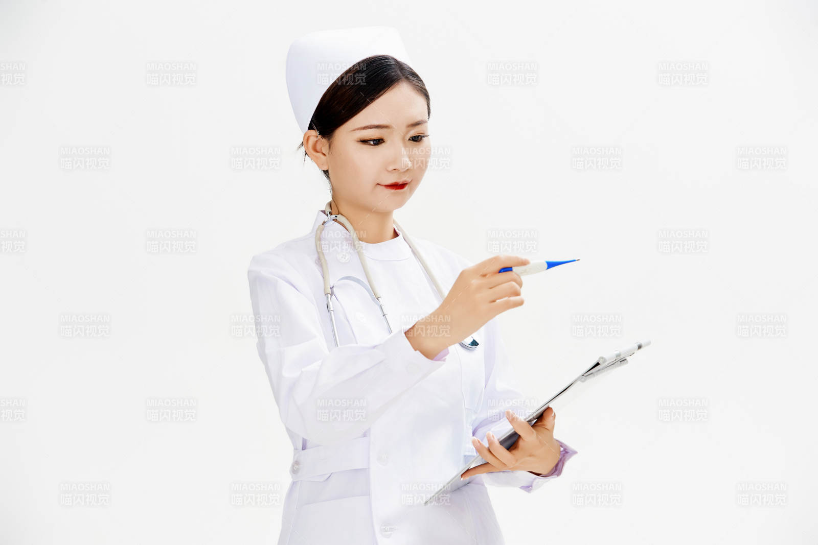 身穿护士的年轻女性医护人员图片