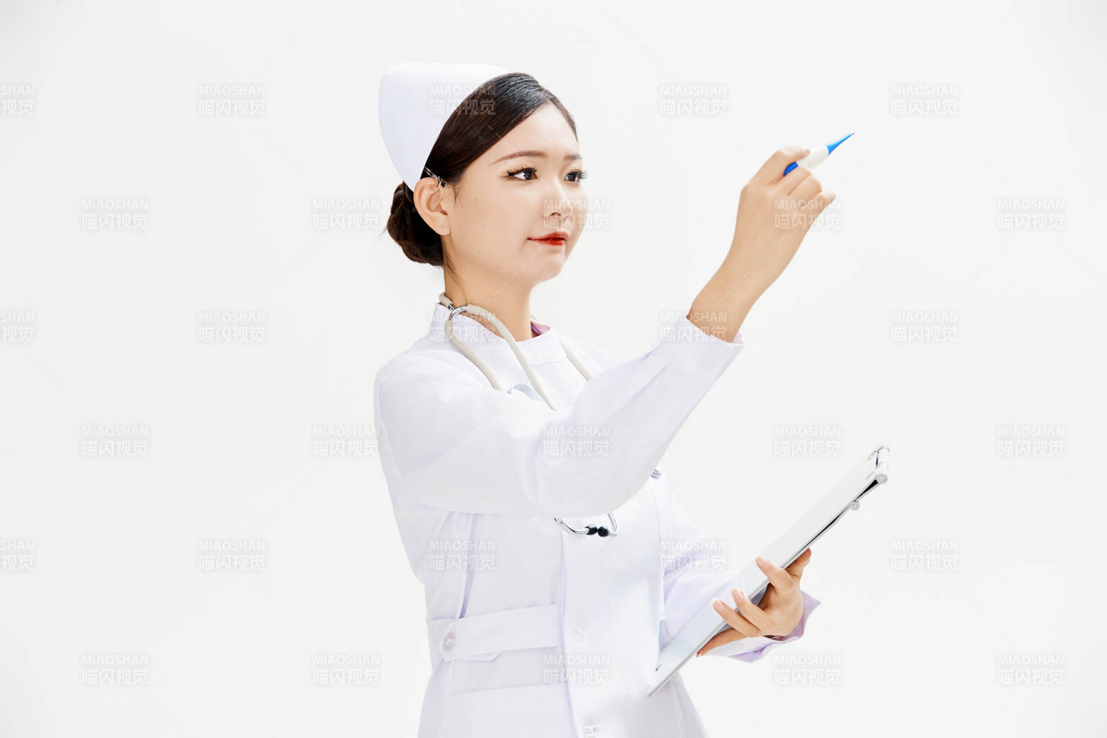 身穿护士的年轻女性医护人员图片