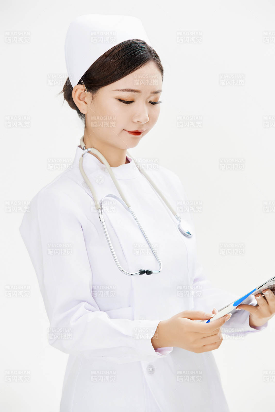 身穿护士的年轻女性医护人员图片