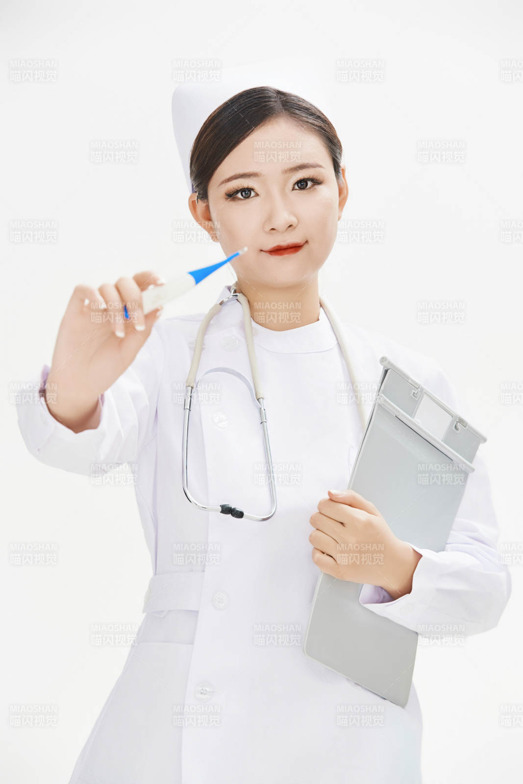 身穿护士的年轻女性医护人员图片