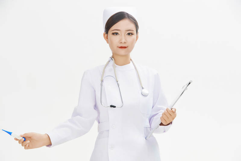 身穿护士的年轻女性医护人员图片