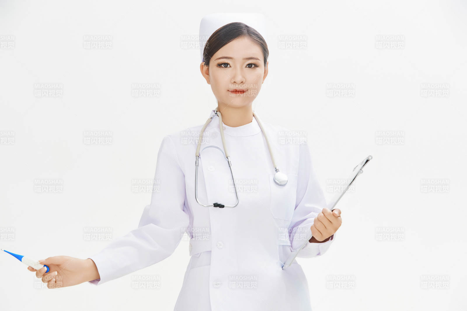 身穿护士的年轻女性医护人员图片