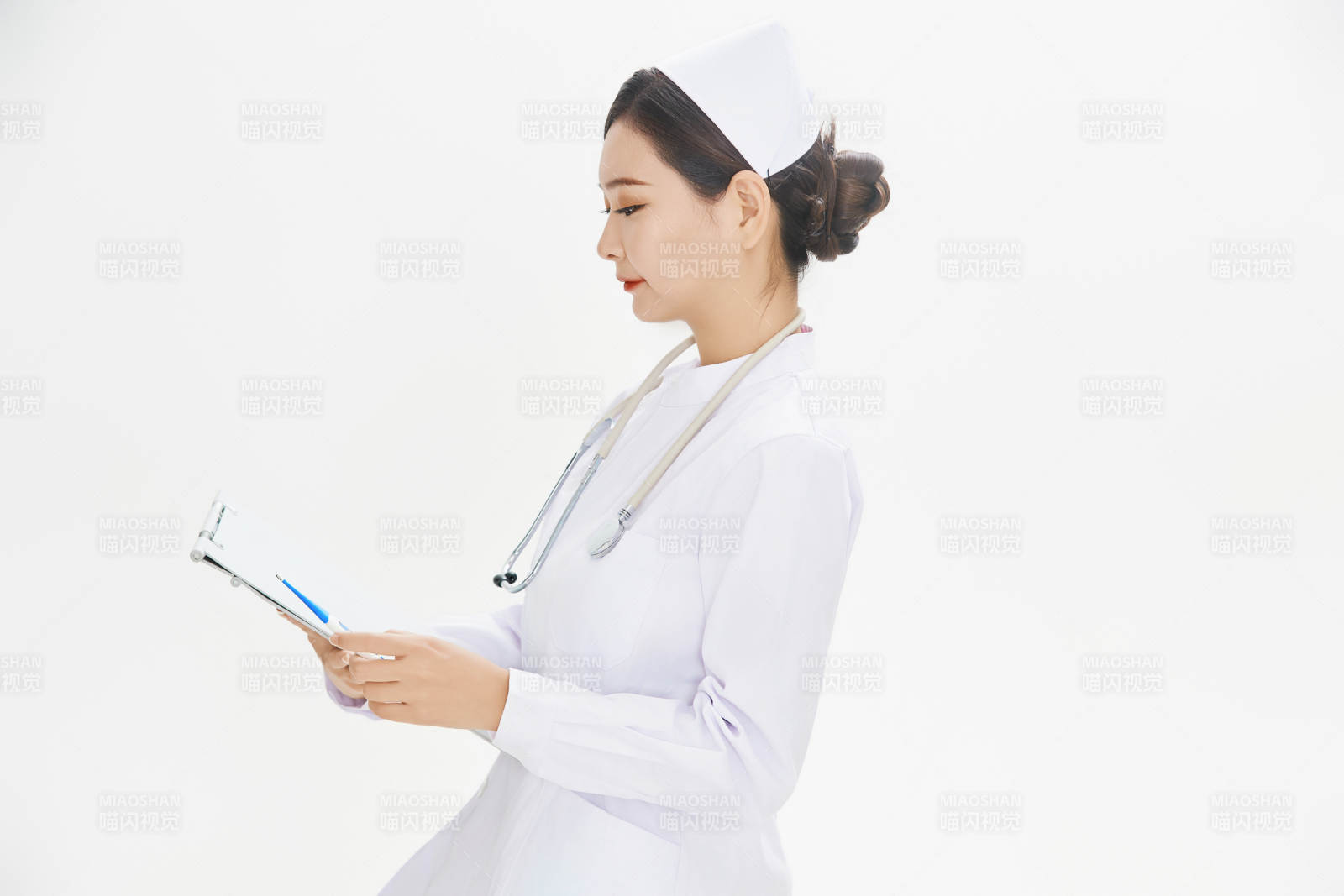 身穿护士的年轻女性医护人员图片