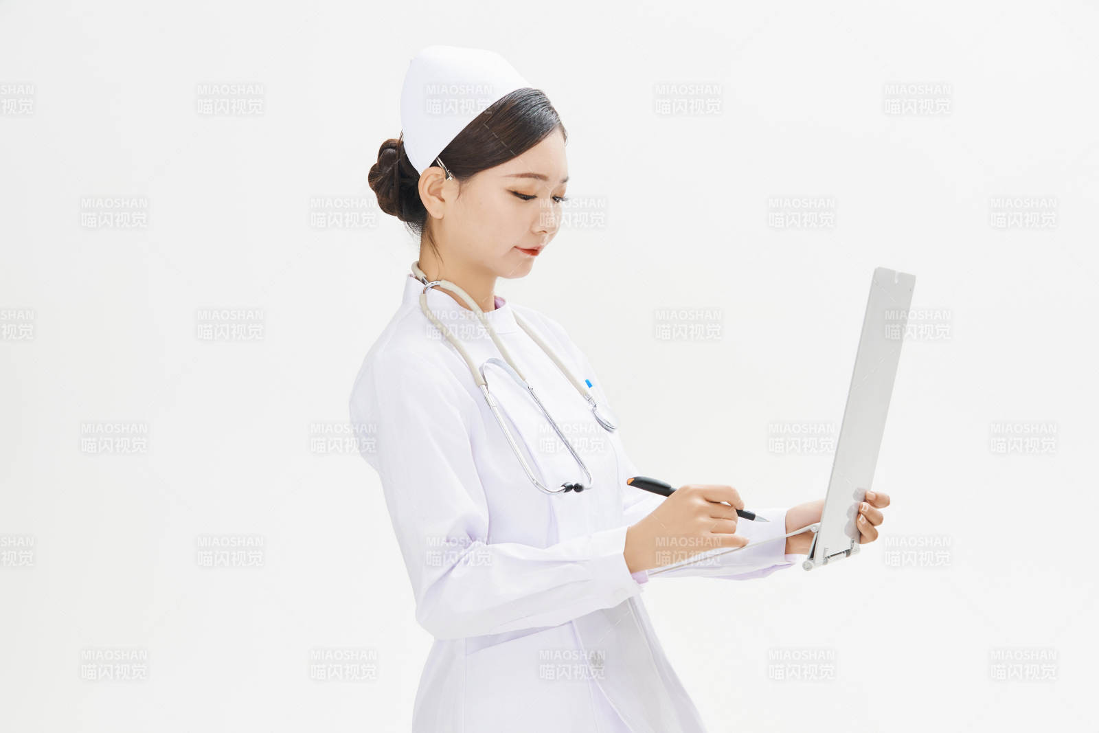 身穿护士的年轻女性医护人员图片