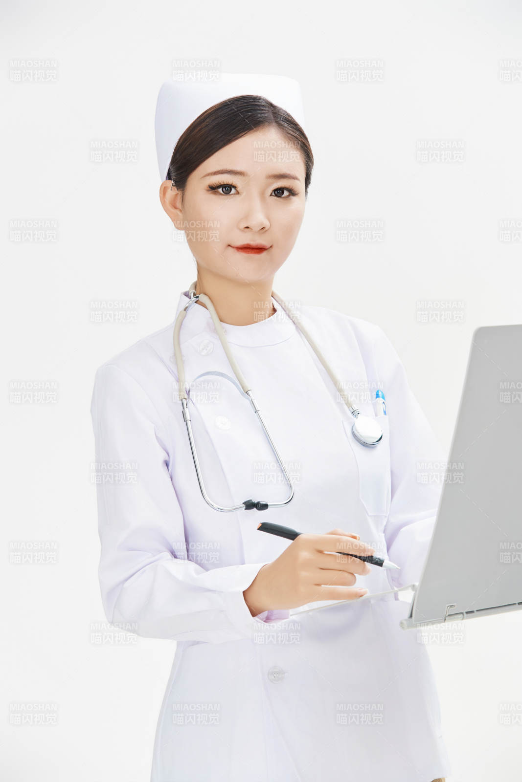 身穿护士的年轻女性医护人员图片