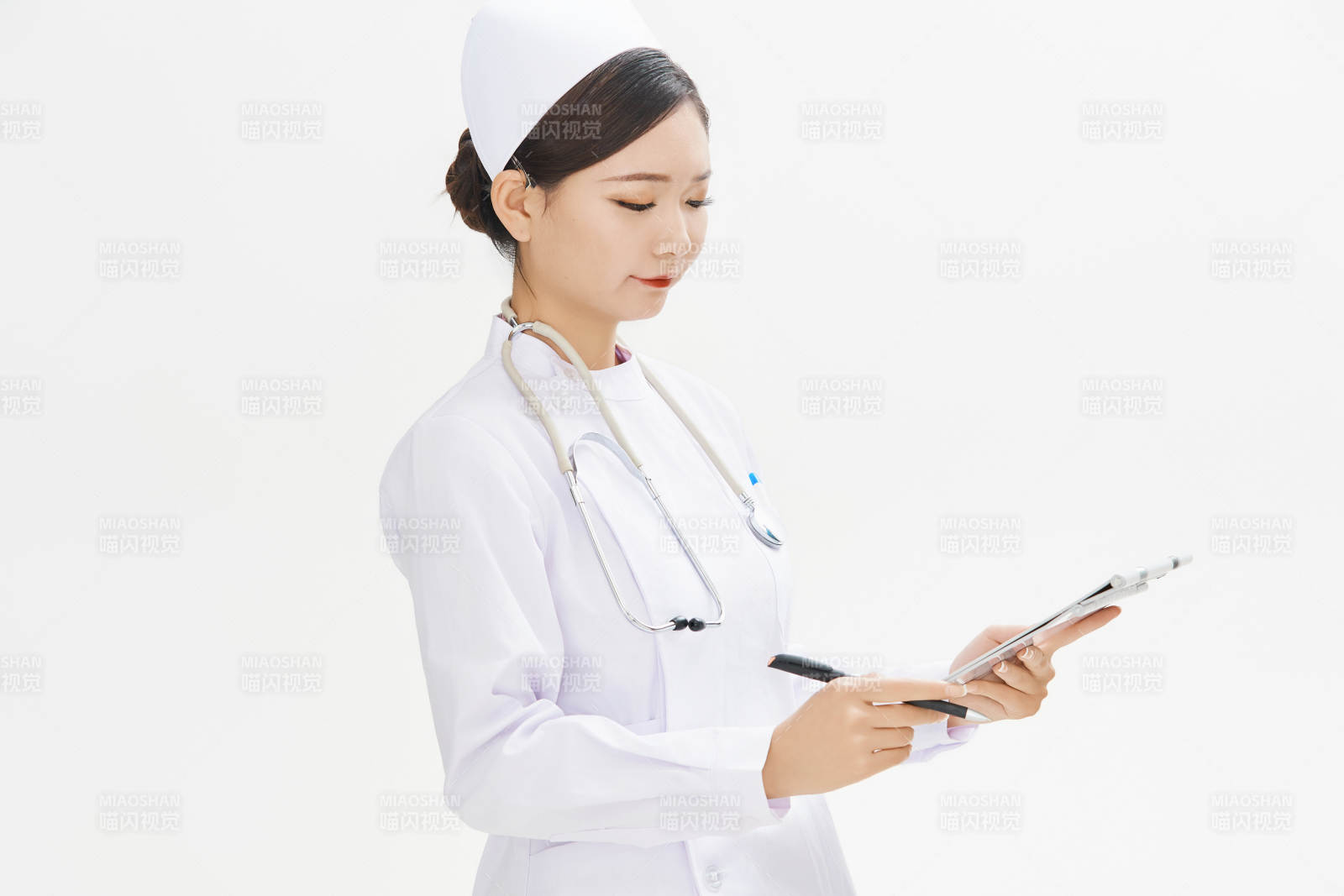 身穿护士的年轻女性医护人员图片