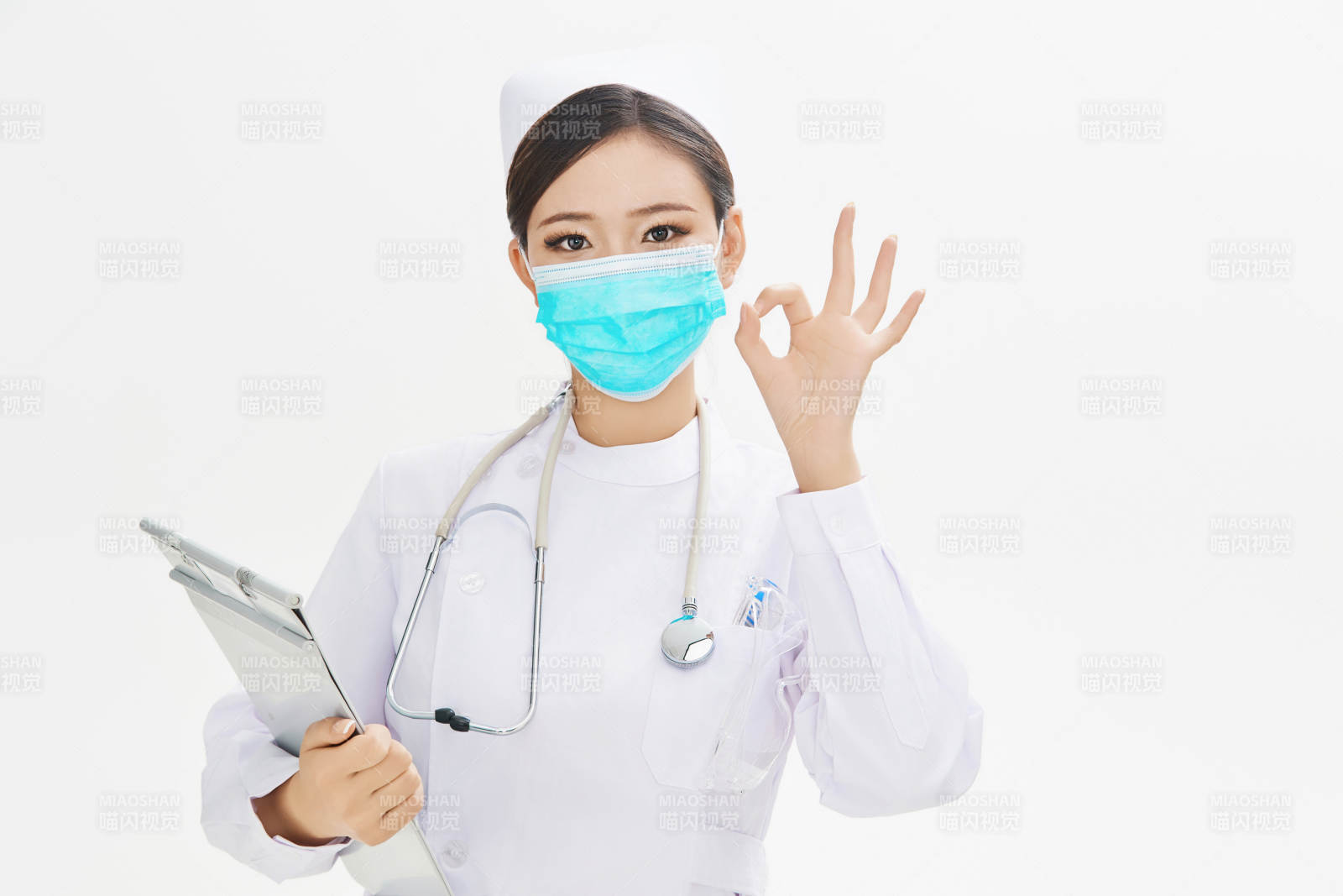 身穿护士的年轻女性医护人员图片