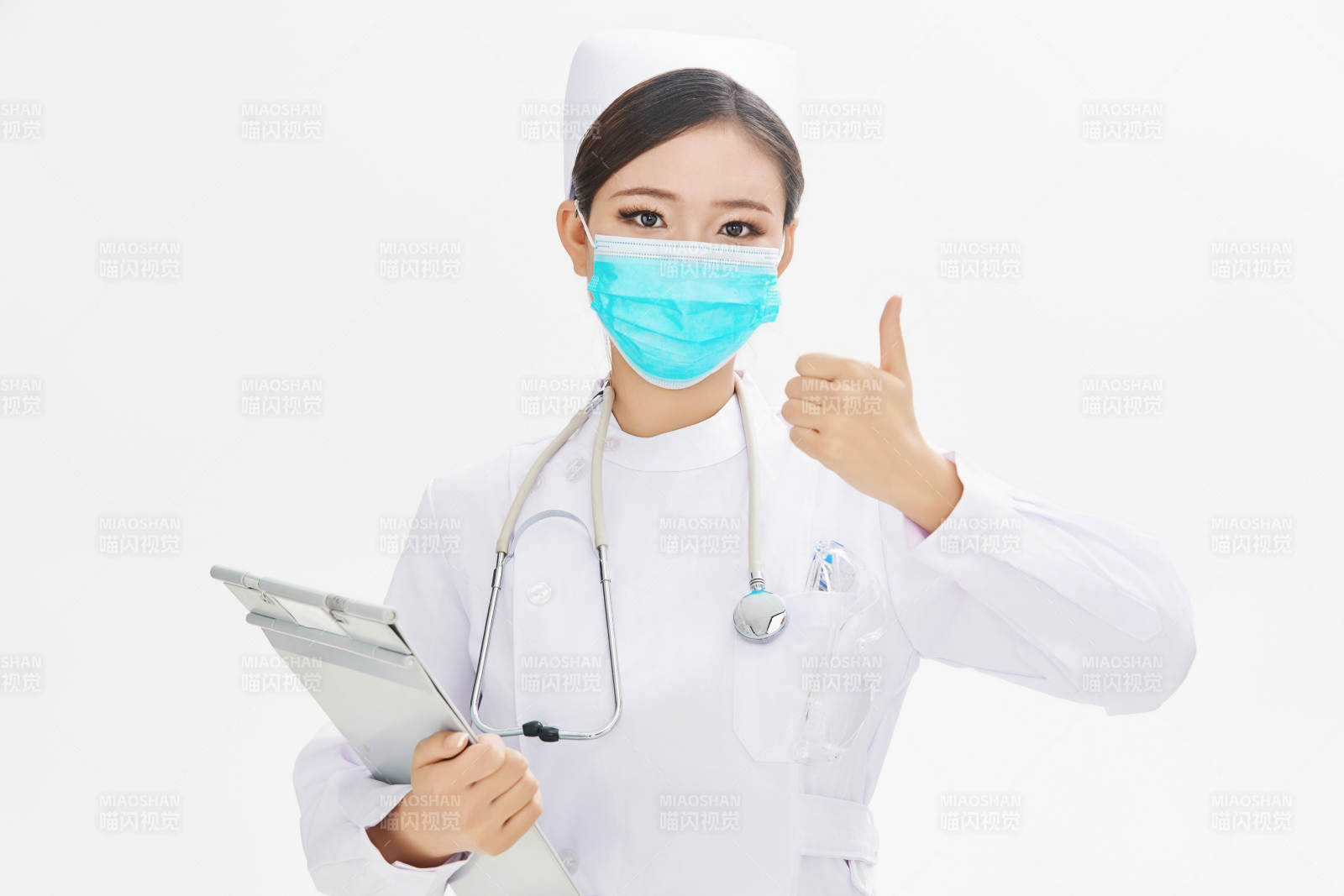 身穿护士的年轻女性医护人员图片