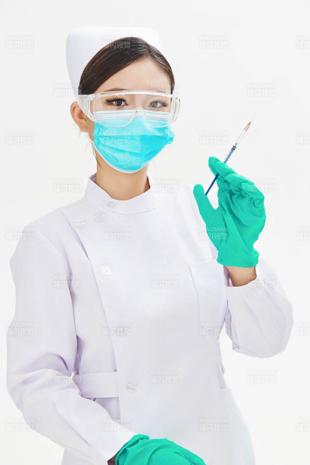 穿护士服戴口罩手执针筒的年轻女护士图片