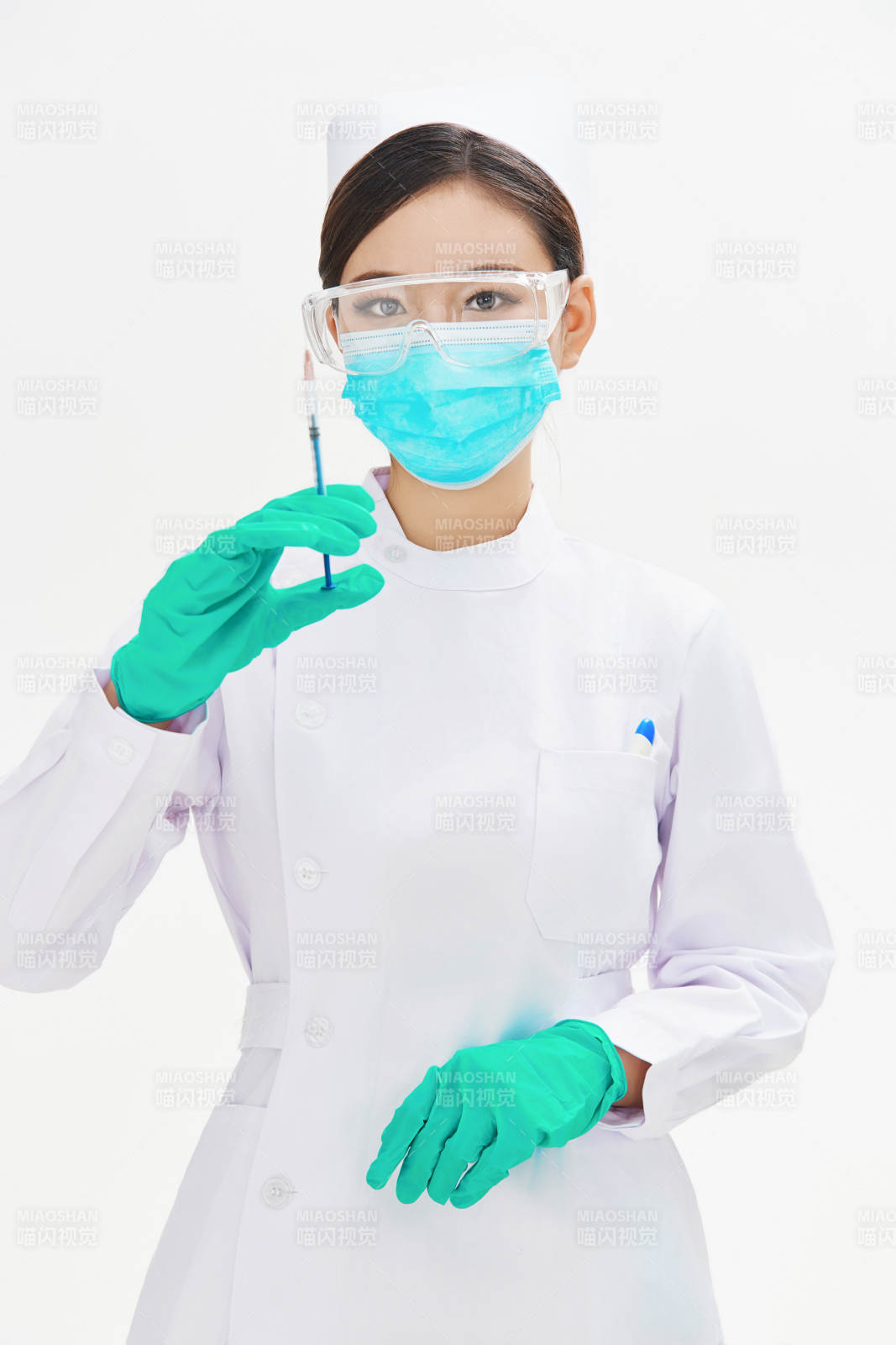 穿护士服戴口罩手执针筒的年轻女护士图片