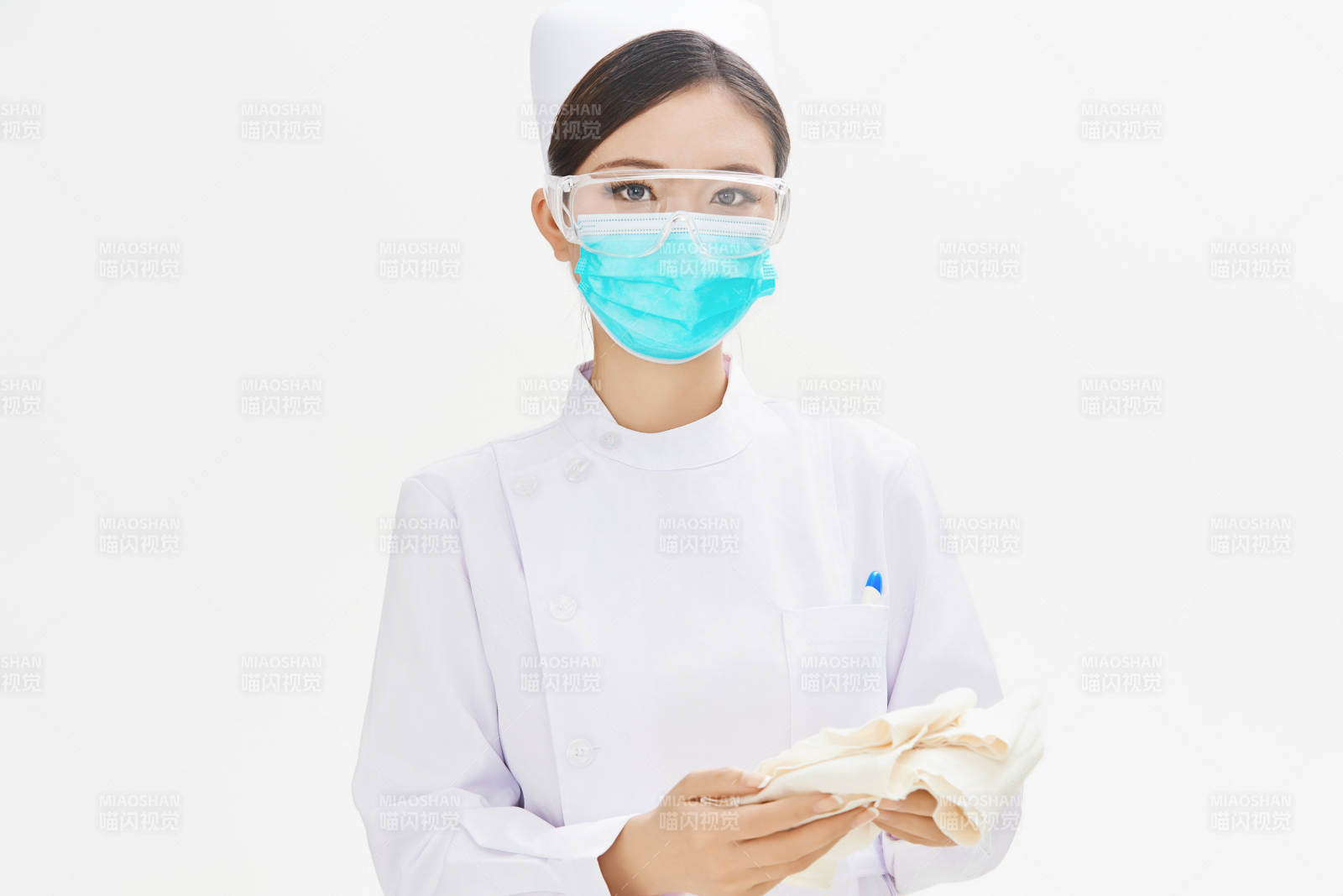 身穿护士的年轻女性医护人员图片